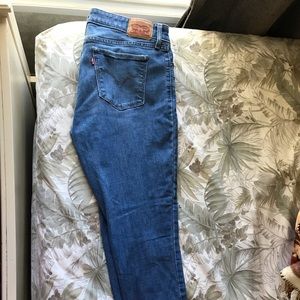 Levi’s 711 Skinny Jeans w/zipper at ankle! 👖